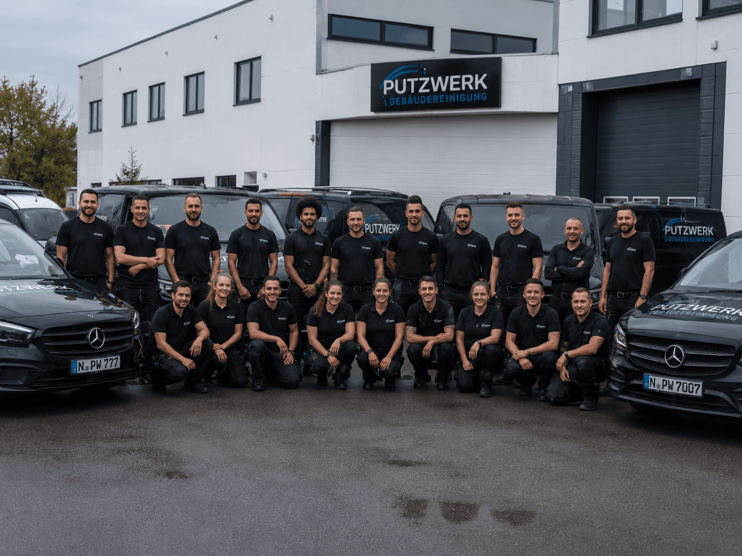 Putzwerk Team mit Fahrzeugen in Nürnberg